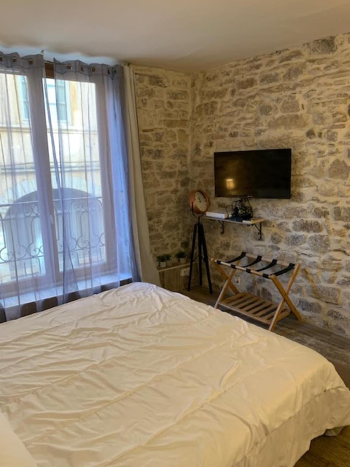 Studio With Exposed Stone Vieux Lyon Exterior foto